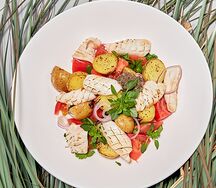 Салат-гриль с кальмаром и тапенадой