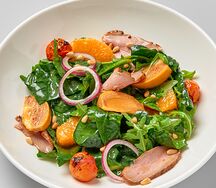 Салат с уткой, хурмой и апельсиновым соусом