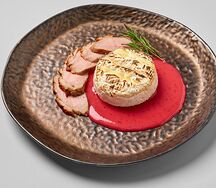 Запеченный камамбер с уткой и клюквенным соусом