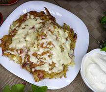Драники с ветчиной и сыром со сметаной