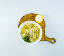 Пельмени с бульоном и  сметаной
