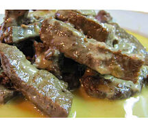 Говяжья печень с луком и сметаной