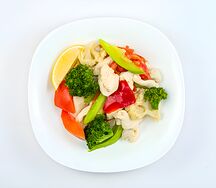Курица тушеная с припущенными овощами