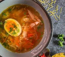 Куриный суп с зеленью и сметаной
