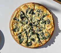Пицца с курицей и шпинатом