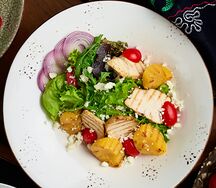 Салат с румяной курицей и персиками