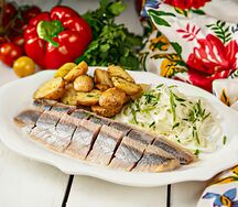Сельдь соленая с картофелем