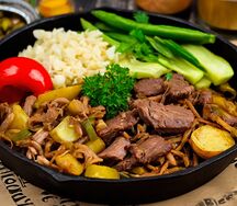 Жареха с мясом и соленьями
