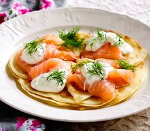 Блины с форелью и соусом