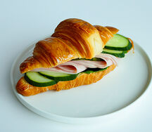 Круассан сэндвич с курицей