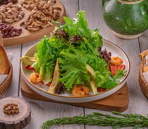 Микс-салат с креветками и авокадо