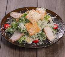 Салат Цезарь с курицей