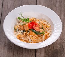 Феттуччине с семгой и красной икрой