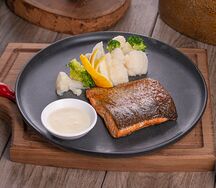 Форель запеченная с брокколи и цветной капустой