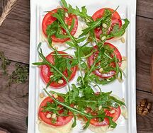 Капрезе из моцареллы и томатов