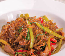 Жареная фунчоза с мясом