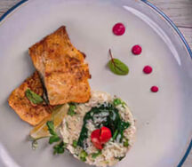 Форель с рисом и шпинатом