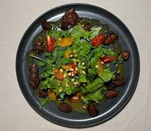 Теплый салат с куриной печенью