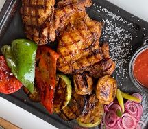 Куриные бедра с овощами 