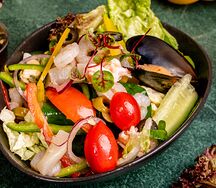 Cалат из креветок и кальмаров / Prawn squid salad 