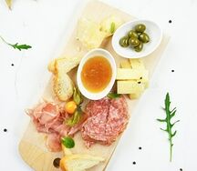 Сет из сыров и мясных деликатесов