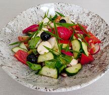 Салат из свежих овощей с моцареллой и маслинами