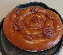Улитка кленовая в карамели с пеканом