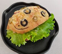 Фокачча с салатом из тунца