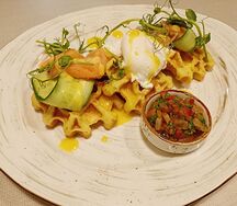 Картофельные вафли с лососем, яйцом пашот и соусом сальса