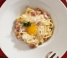 Паста Карбонара с беконом и яйцом
