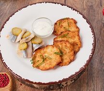 Драники с сельдью и маринованным огурцом