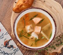 Уха с форелью, судаком и зелеными томатами
