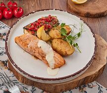 Форель на гриле с картофелем и кабачком