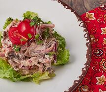 Мясной салат с помидорами и грибами