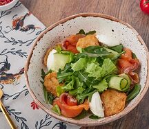 Салат с форелью слабой соли и драниками