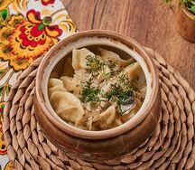 Пельмени с курицей в сливочно-грибном соусе