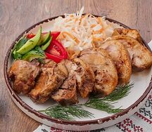 Свиная рулька с капустой и огурчиками