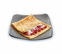 Блин с клубникой и сгущённым молоком