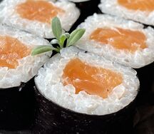 Хосомаки с лососем