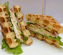 Сэндвич с курицей, сыром и овощами