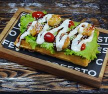 Вафля с королевскими креветками