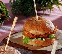 Бургер с куриным шницелем и красным луком