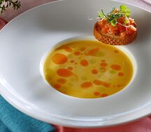 Тыквенный крем-суп с тартаром из семги на мини брускетте