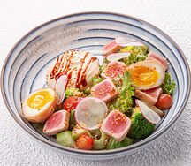 Салат с тунцом и маринованным яйцом темпура 