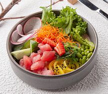 Поке с тунцом и клубникой