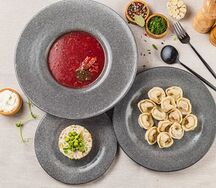 Салат Оливье, пельмени мясные, борщ с говядиной