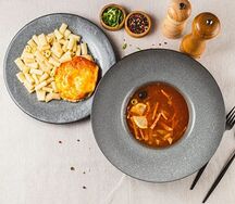 Свинина с томатами под сыром, макароны и солянка по-домашнему