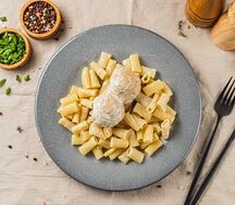 Фрикадельки куриные в соусе и макароны отварные