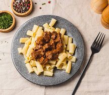 Гуляш из говядины с макаронами отварными 