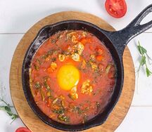 Яичница Шакшука с овощами и зеленью запеченная в чугуне